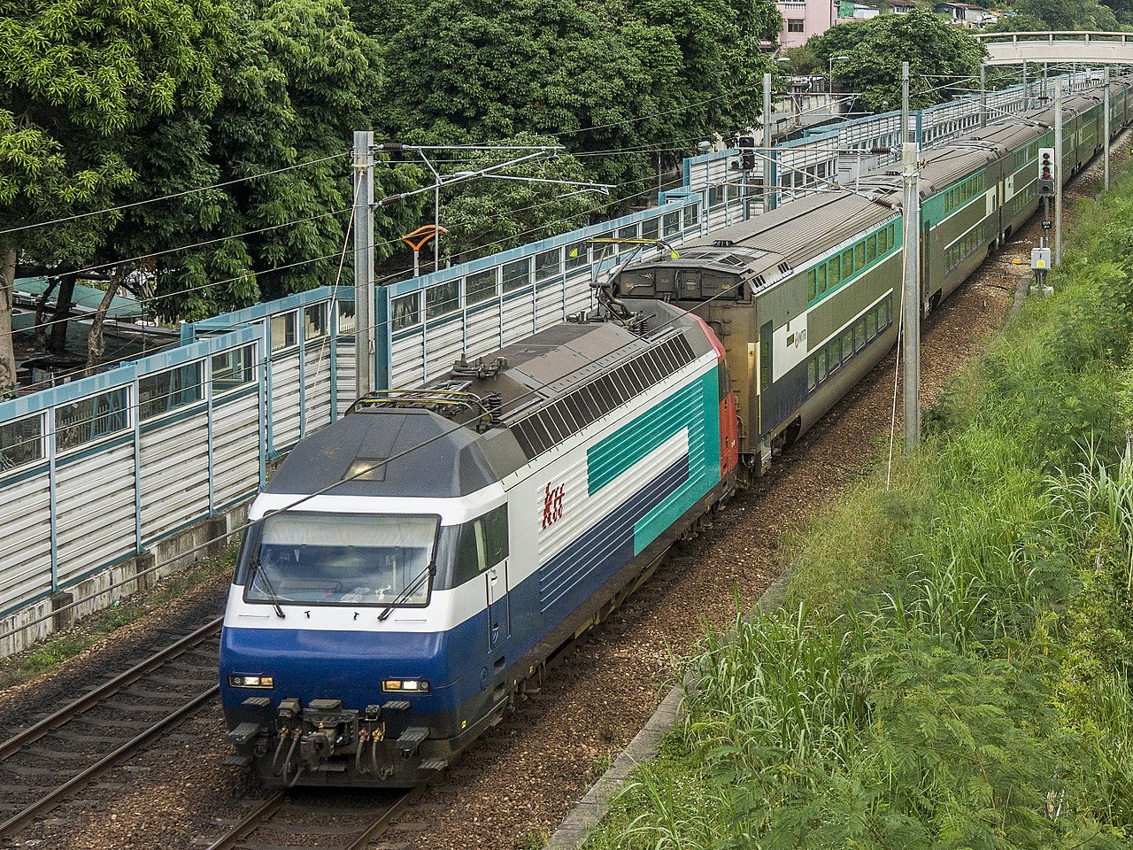 “Ktt    九廣通”擔當的Z823次列車通過港鐵沙田站