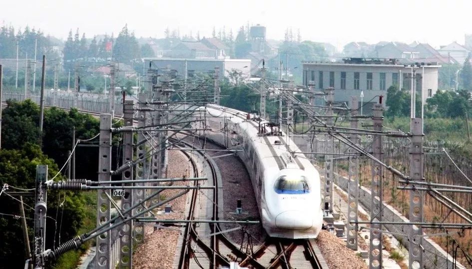 金山鐵路首趟列車進站