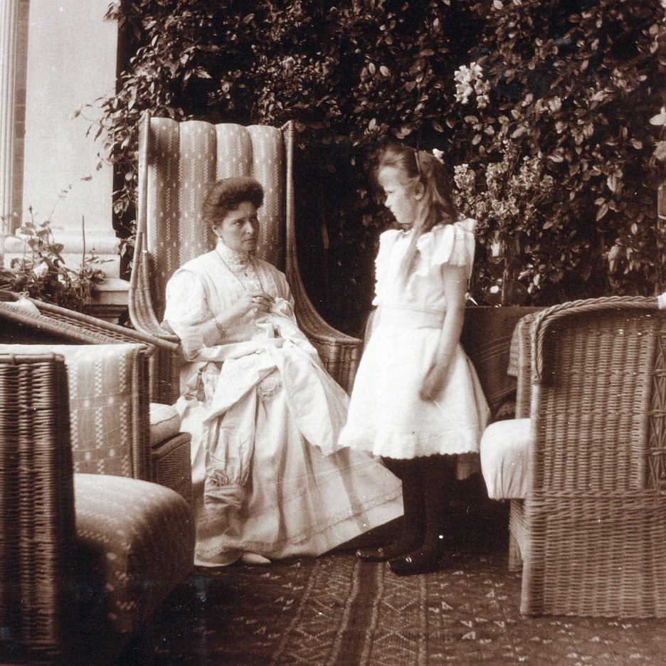 阿納斯塔西婭與母親，攝於1908年左右