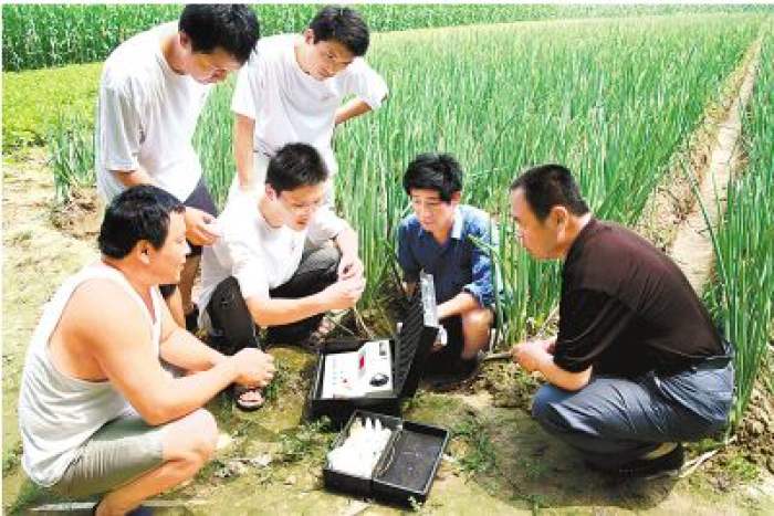 大學生村官在田間實踐