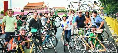 大衛（前排右一）和他的竹子腳踏車車友們。