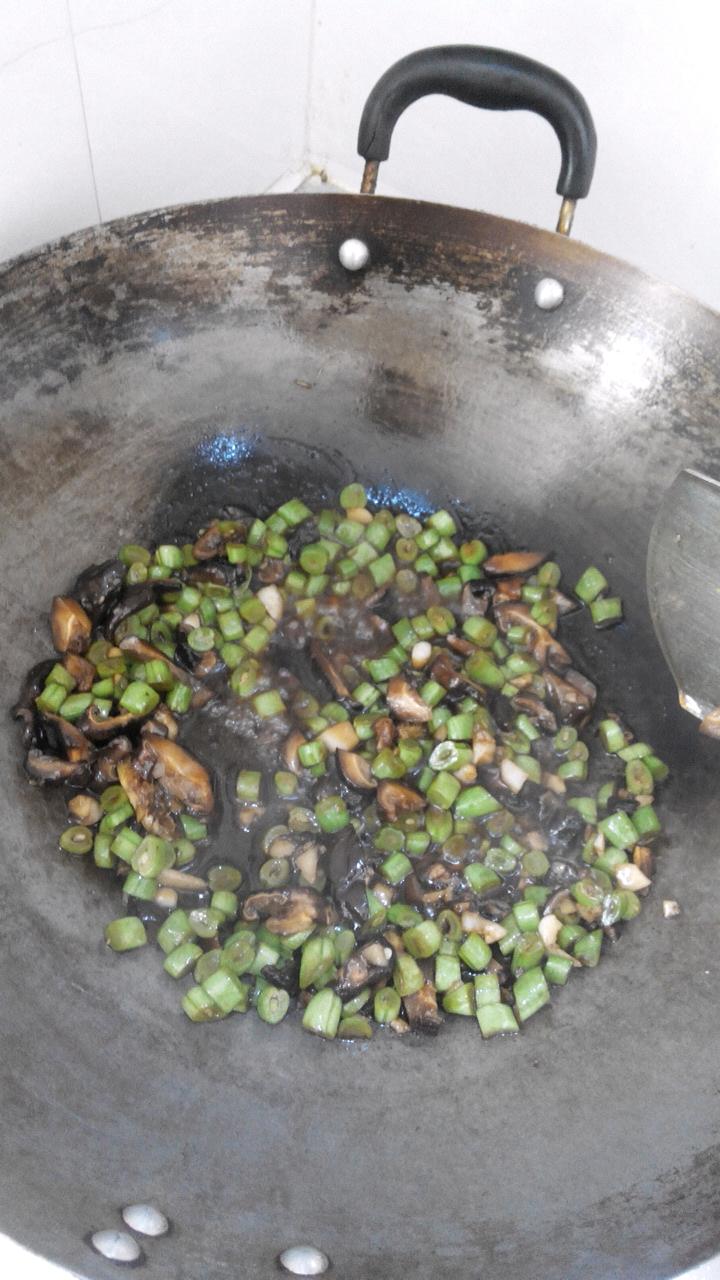 毛豆香菇悶飯