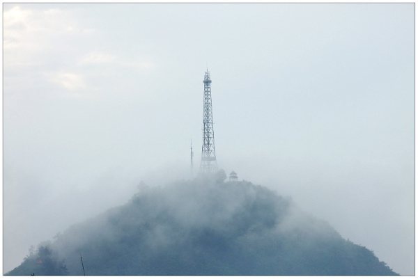 暴雨中的日峯山