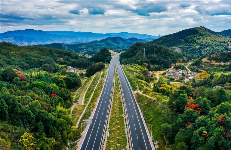 廣龍高速公路深入南嶺山區