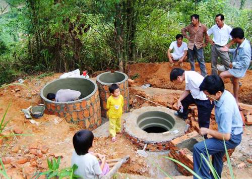 甘官屯鄉鄉民在建設沼氣池