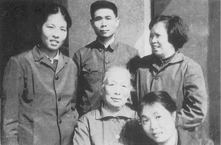 與家人合影(70年代)