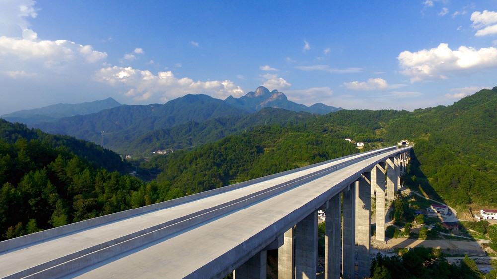 沿大別山高速公路