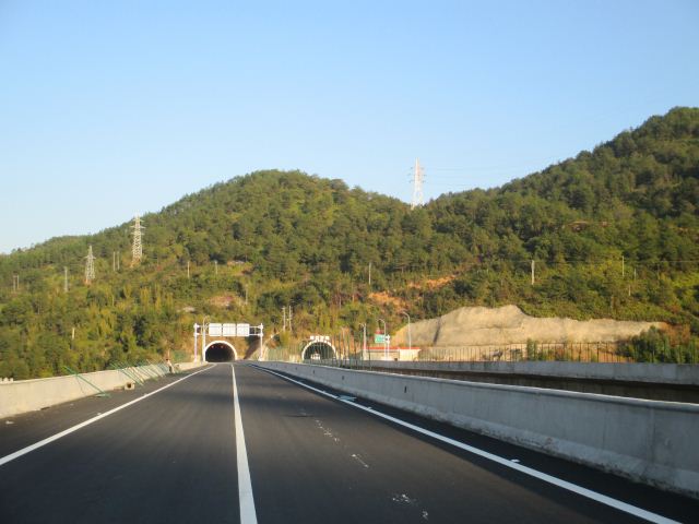 梅大高速公路穿山隧道