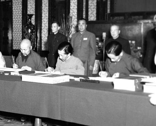 西藏地方政府代表在協定書上籤字