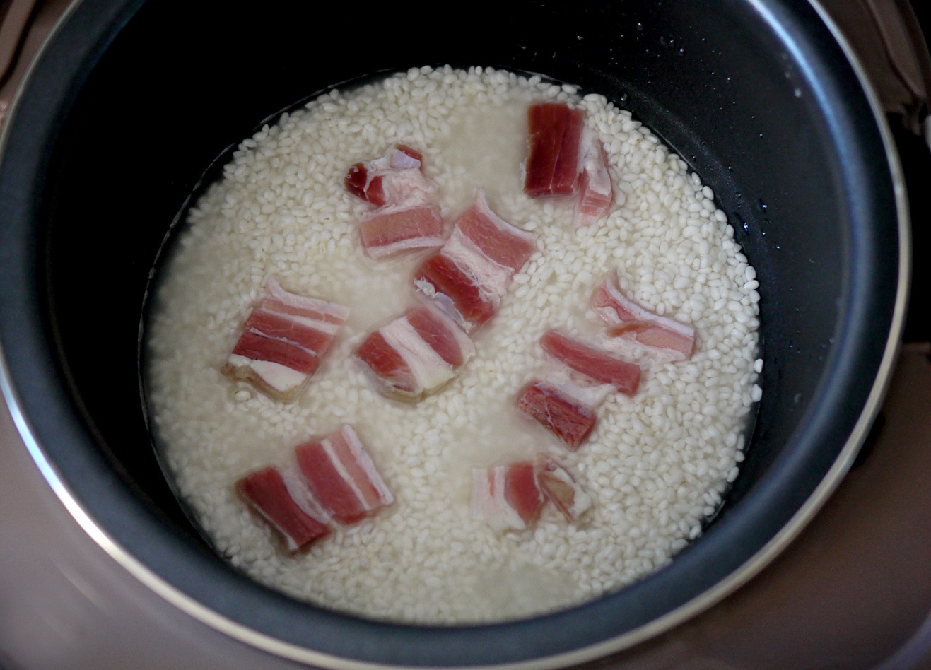 鹹鮮黑豬肉蠶豆燜飯