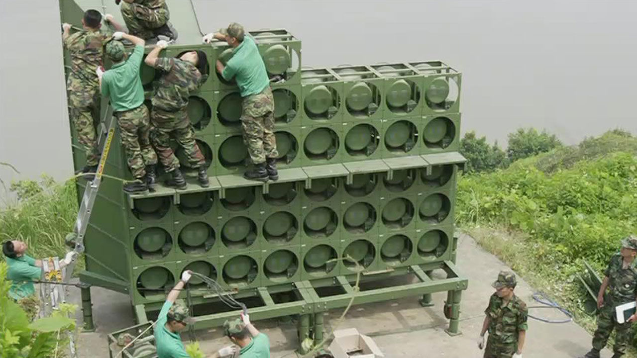 韓國軍人在拆除對朝擴音器