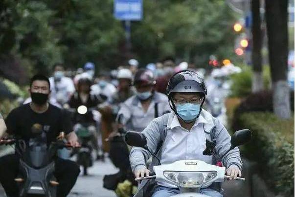 電動腳踏車乘員頭盔