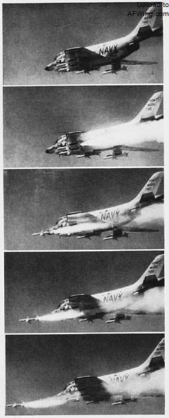 F3H-2N 發射 AAM-N-6 麻雀 III 飛彈的情景