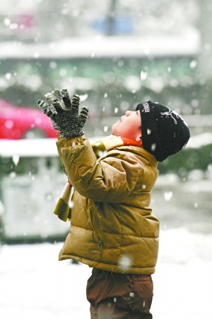 雪中玩耍的兒童