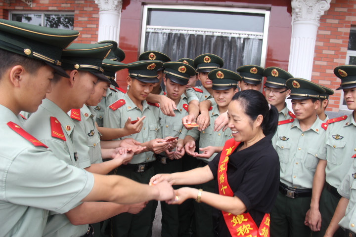 鄭建英(擁軍模範)