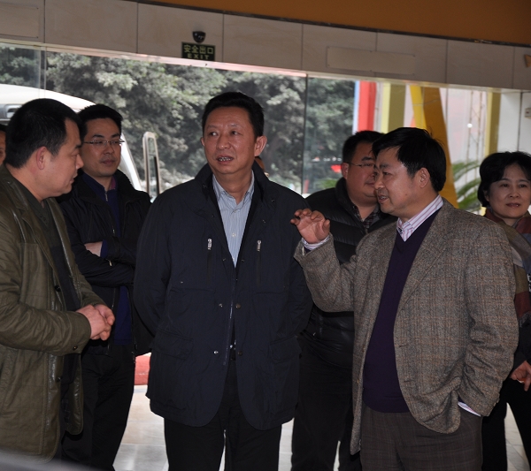 2013年2月19日郭曉鳴（右一）在武侯區調研