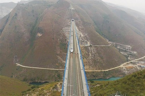 動車組列車經過北盤江特大橋