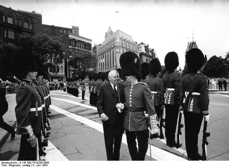 艾哈德（中）1964年訪問加拿大渥太華