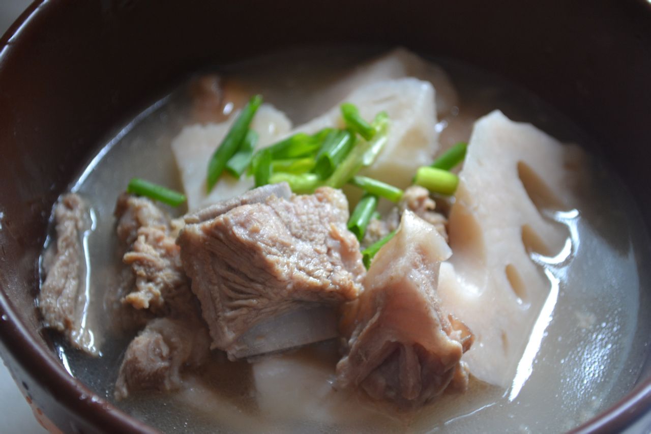 湖北菜餚排骨藕湯