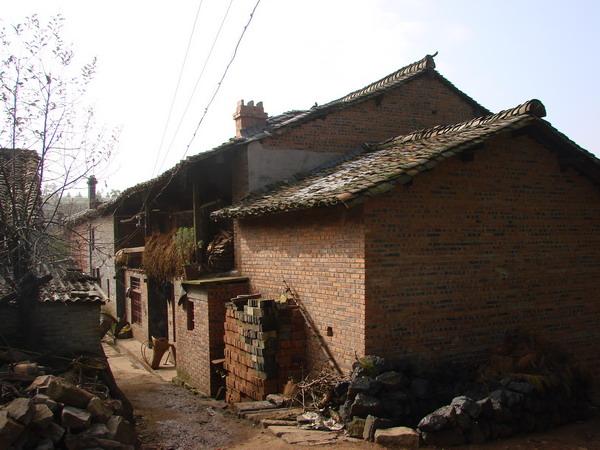 老房子村(雲南宣威市東山鎮下轄村)