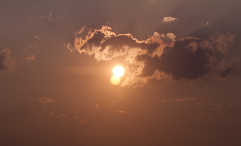 彩雲追日