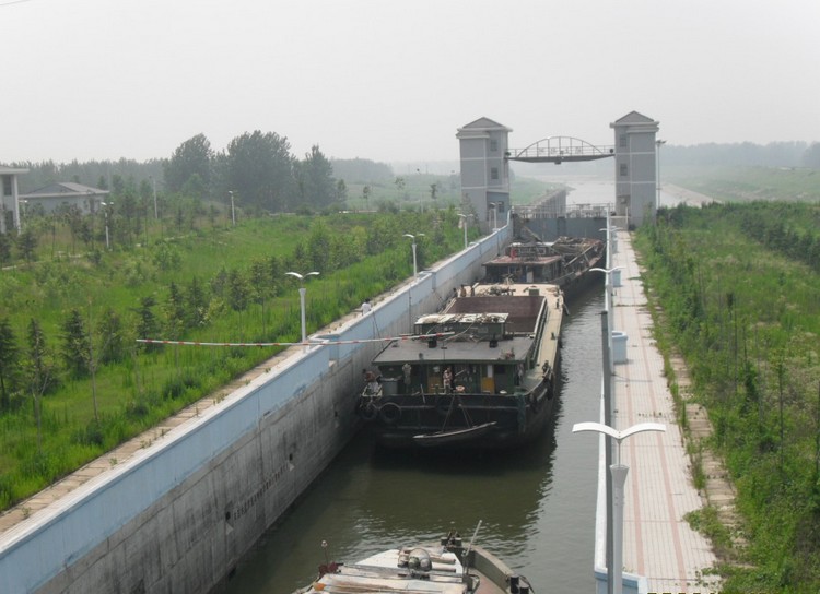 船舶通過2011年建成的潁上閘船閘