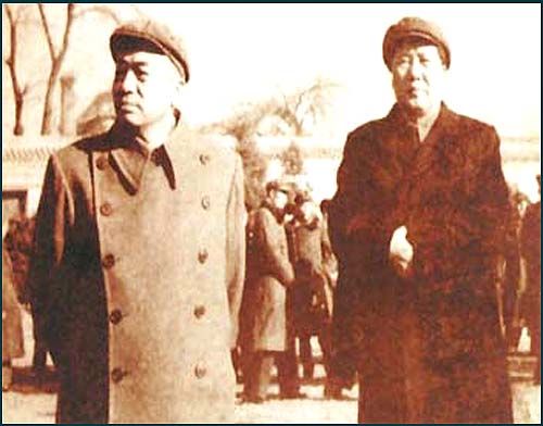 1951年12月，毛澤東與彭德懷在一起