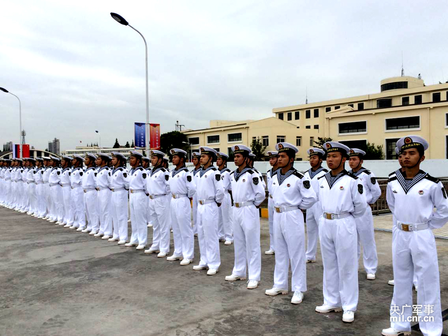 中國海軍官兵在吳淞碼頭舉行歡迎儀式