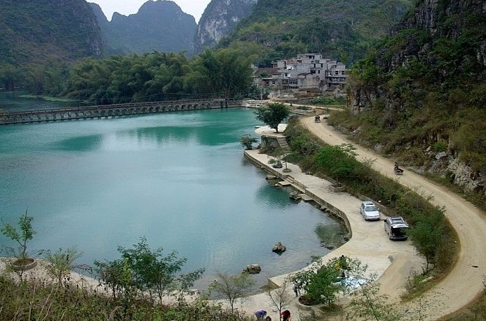 鏡湖村(雲南省玉溪市峨山縣甸中鎮下轄村)