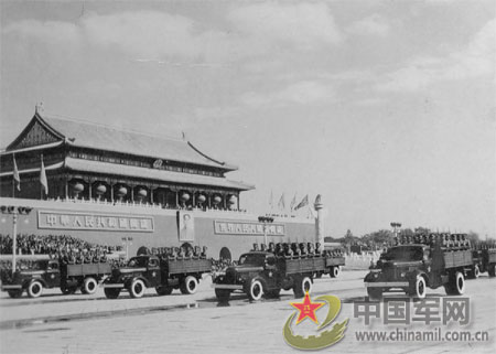 1953年摩托化步兵通過天安門