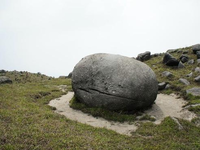 山上奇石圖