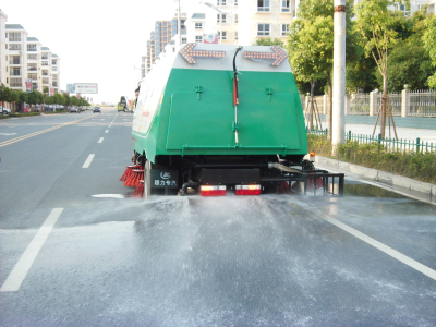 該掃路車有灑水、澆灌等功能