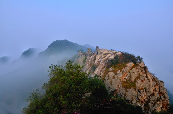 雲海中的燕山主峰