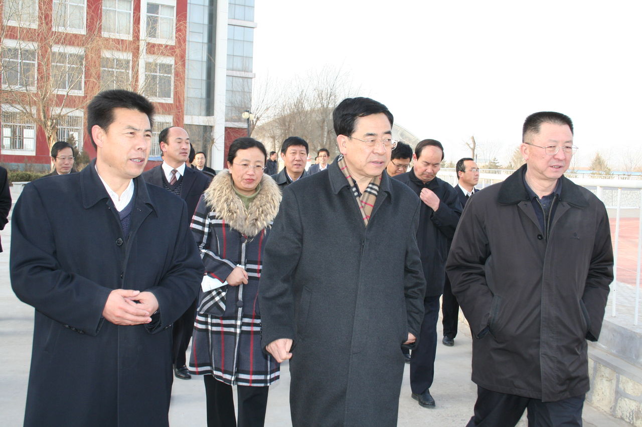 張毅書記一行參觀校園建設