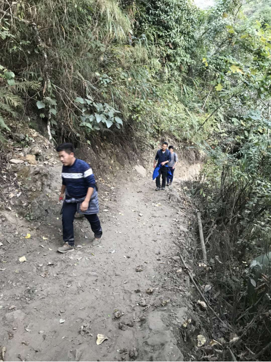 2017年12月前往多卡村的山路