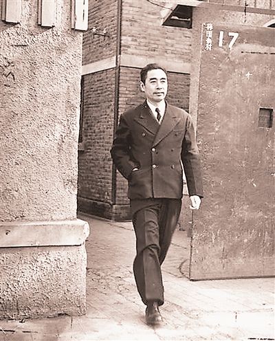 1946年12月，周恩來走出梅園新村17號 自信從容，氣宇軒昂