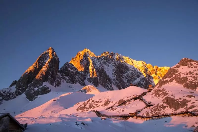 玉龍雪山日照金山