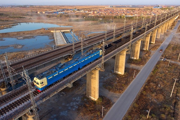 大秦鐵路貨物列車駛過御河橋