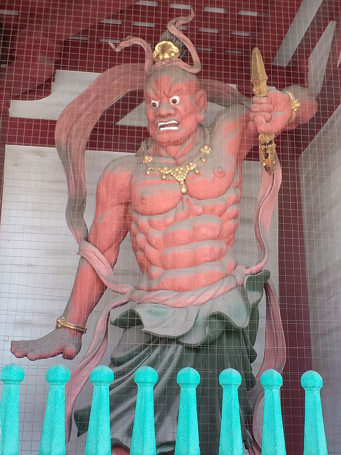中門的紅色金剛力士雕像