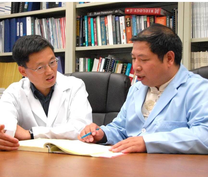 趙德剛教授(右)與李義教授(左)討論照片