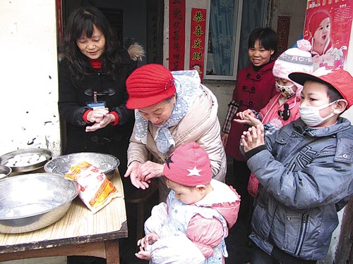 李光瓊（中戴紅帽者）