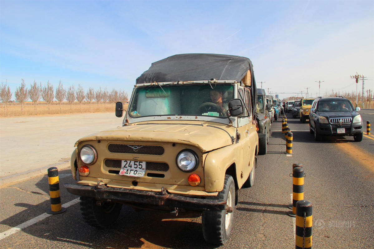 一位蒙古國女司機駕駛“嘎斯69”卡車在口岸等待通關