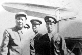 蔡演威與毛澤東在專機旁合影