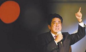 日本首相安倍晉三極力推動日本擴軍