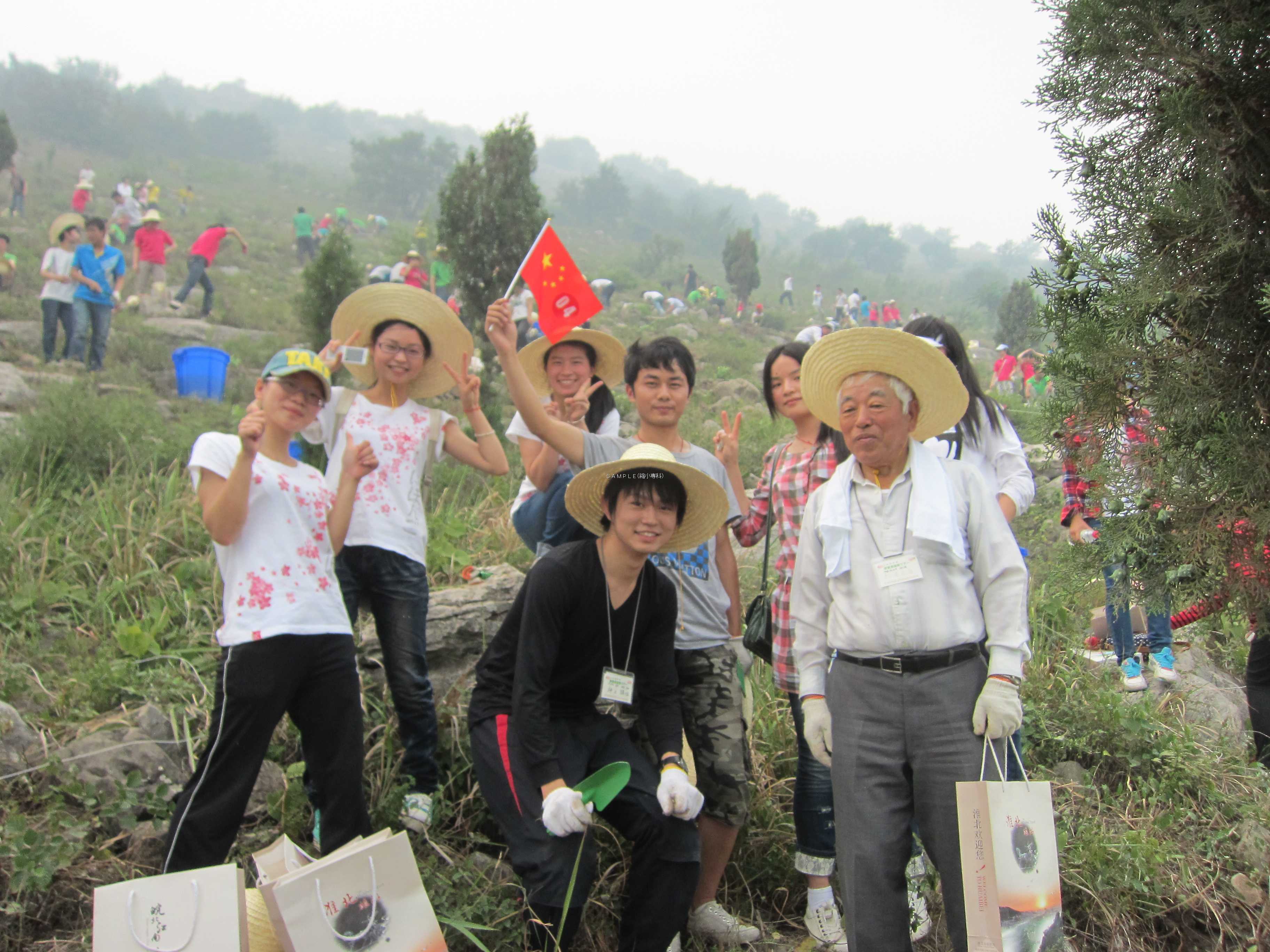 山田養蜂場社員與當地誌願者合影