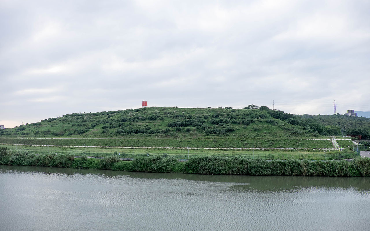 綠化後的原葫洲里垃圾掩埋場與基隆河（2014年）