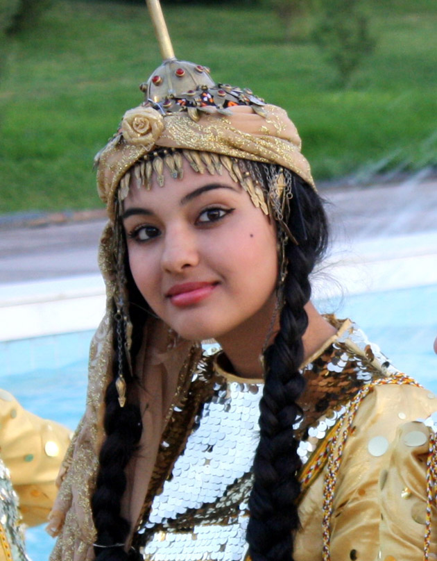 穿傳統服裝的土庫曼族女孩