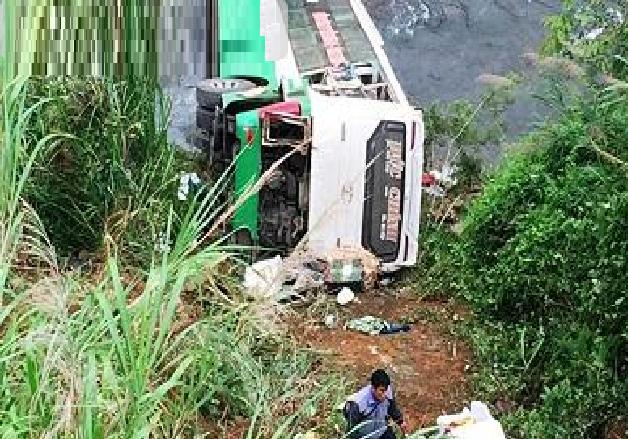 6·16越南客車墜谷事故