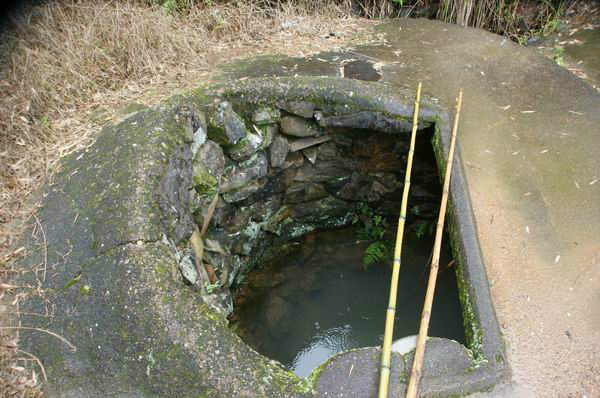 村民打水的長壽井