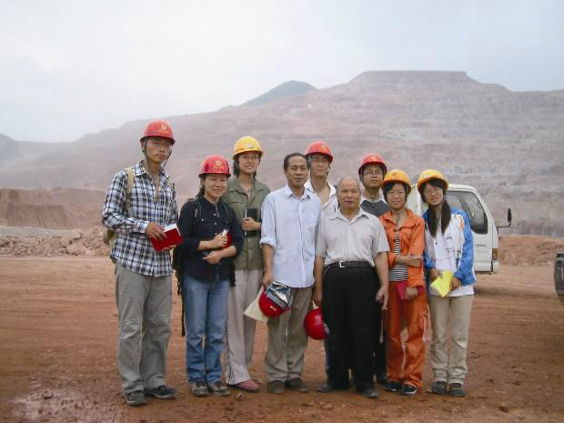 北京大學博士生導師陳衍景教授（左四）